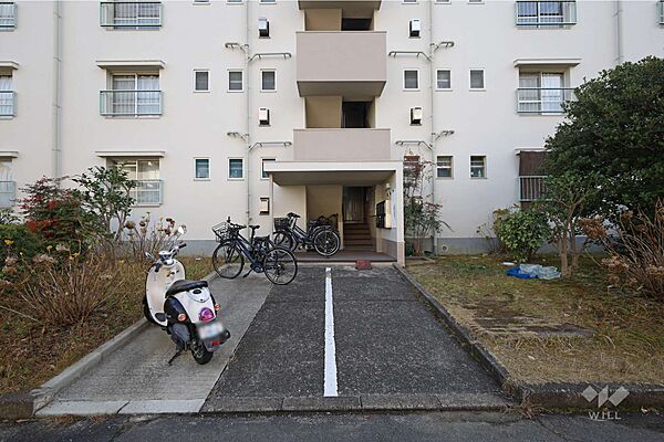 住戸入り口。エレベーターの無いマンションです。集合ポストはエントランスにございます。