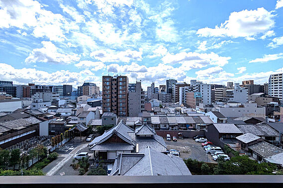 前面はお寺の敷...