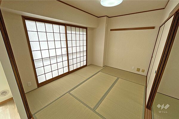 南西側和室6帖［2023年10月6日撮影］リビングに隣接する和室。バルコニーに面しており明るいです。