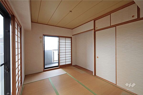 南側和室6帖。リビングと隣接しており、襖を開ければ続き間としてもお使いいただけます。［2026年2月10日撮影］