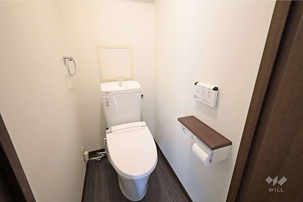 トイレ。ウォシュレットがついています。ペーパーホルダーは2連のものが採用されています。［2026年2月10日撮影］