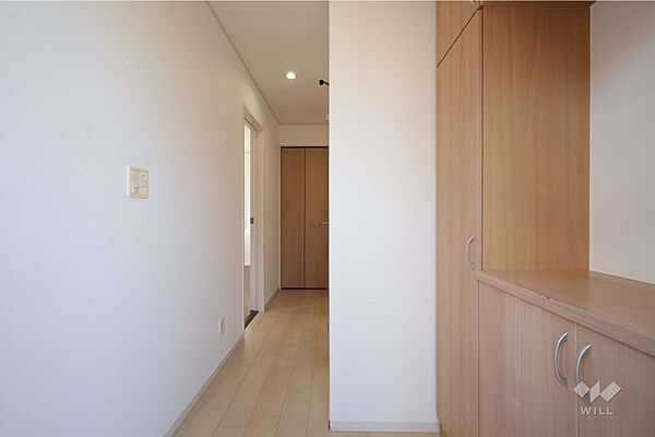 玄関。お部屋の中が除かれにくい構造になっており、セキュリティ面も安心です。［2026年2月10日撮影］
