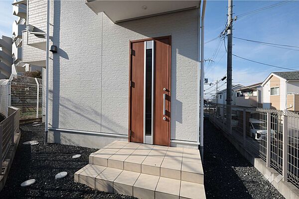 物件の玄関。しっかりとした庇があり、雨の日も安心です。［2026年2月10日撮影］