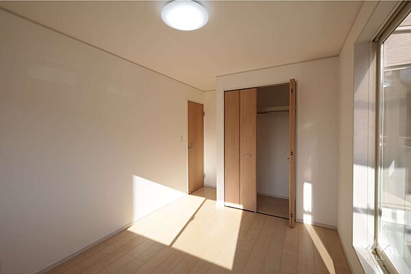 南側洋室6.5帖。全居室クロゼット付きです。［2026年2月10日撮影］