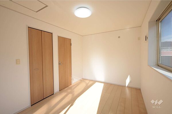 東側洋室6.7帖。ウォークインクロゼット付きの居室です。［2026年2月10日撮影］