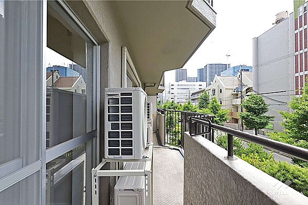 バルコニー。3部屋に面したワイドスパンのバルコニーです。［2026年6月11日撮影］