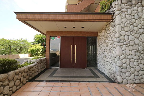 エントランス。しっかりとした屋根がございますので、雨の日の外出にも安心です。