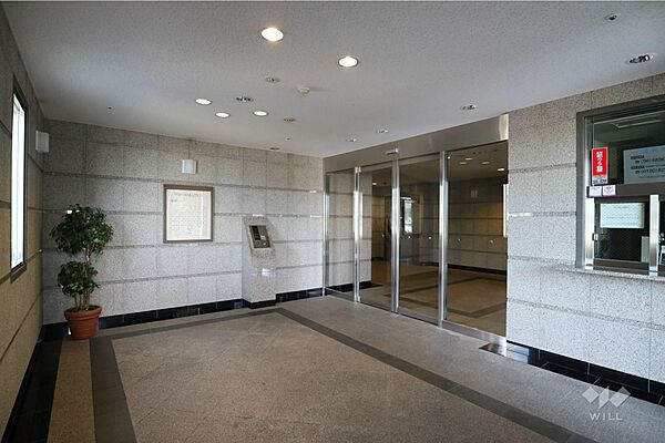 エントランスホール。オートロック付きですので、セキュリティ面も配慮されています。