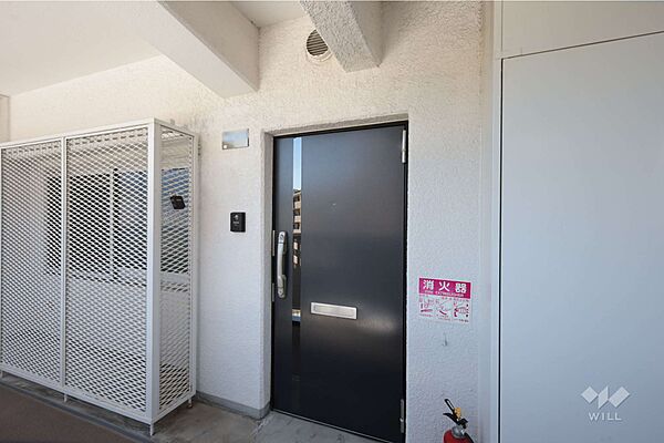 物件の玄関。9階建ての5階部分のお部屋です。［2026年5月18日撮影］