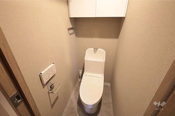 トイレ。2026年5月に新調済みです。上部に棚があり、トイレットペーパーのストックなどの収納が可能です。［2026年5月18日撮影］