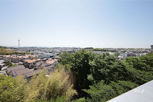 バルコニーからの眺め（南東方向）9階建ての5階部分で、目の前に遮るものがなく眺望良好です。［2026年5月18日撮影］