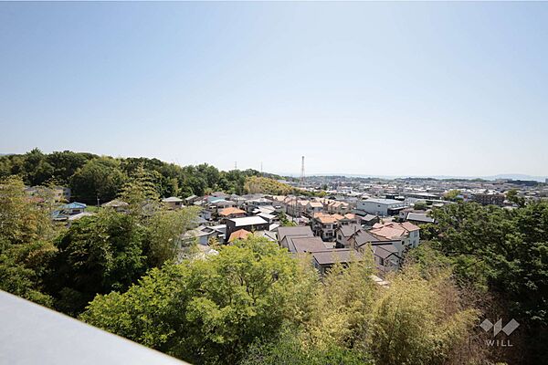 バルコニーからの眺め（北東方向）9階建ての5階部分で、目の前に遮るものがなく眺望良好です。［2026年5月18日撮影］