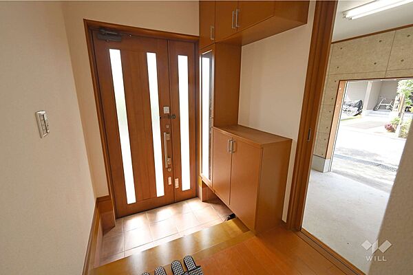 玄関。ガレージ側からも玄関ホールに出入りできる扉がございます。シューズボックスがあり、玄関をすっきりと保てます。［2026年5月4日撮影］