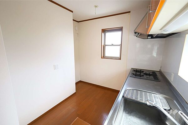 キッチン。リビングからは少し奥まった位置にございます。キッチンにも複数窓がございます。