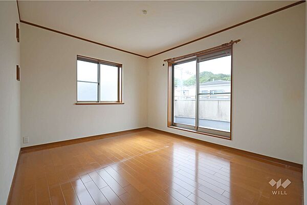 3階北側洋室。複数方向に窓があり、明るさが確保されます。クロゼット付きです。［2026年5月4日撮影］