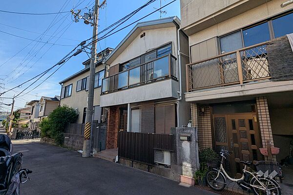 物件の外観（北側から）周辺は戸建が中心に立ち並ぶ閑静な住宅地です。［2026年5月11日撮影］