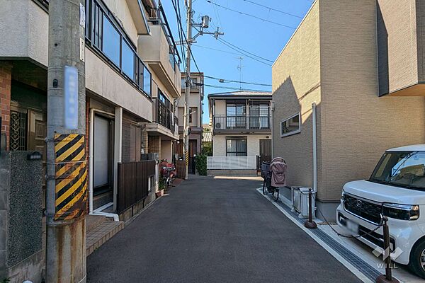 物件の北東側前面道路（南側から）周辺は戸建が中心に立ち並ぶ閑静な住宅地です。［2026年5月11日撮影］