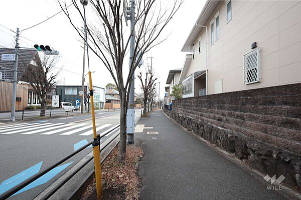 物件の北東側前面道路（北西側から(1)）［2026年2月24日撮影］