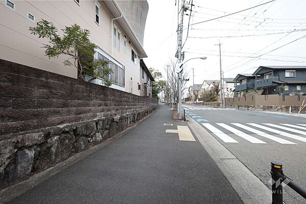 物件の北東側前面道路（北西側から(2)）［2026年2月24日撮影］