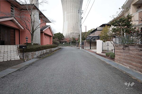 物件の南西側前面道路（南東側から）［2026年2月24日撮影］