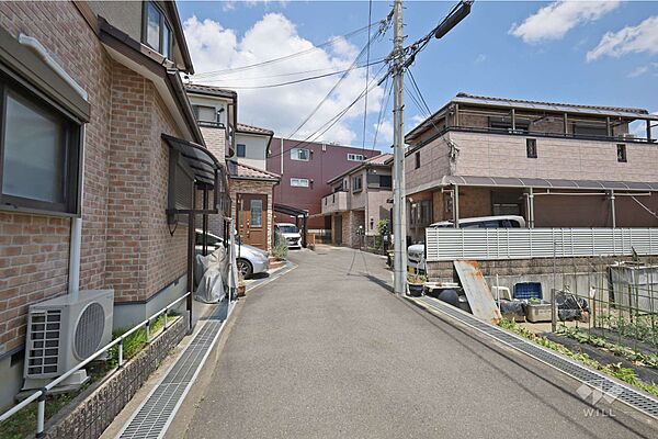 物件の南側前面道路（南側から）周辺は戸建中心の閑静な住宅地です。［2026年5月15日撮影］