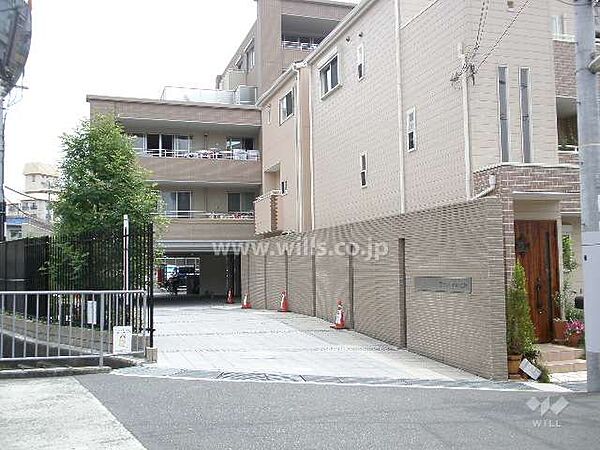 エントランス・駐車場への入口