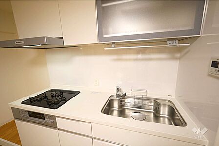 キッチンは過去リフォームがされており美麗です。電動昇降式の乾燥機付き。白を基調としたすっきりとしたデザインです。［2026年6月3日撮影］