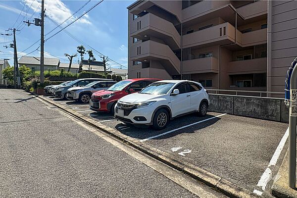 敷地内駐車場（屋外平面式）高さがあるお車でも停めることが可能です。