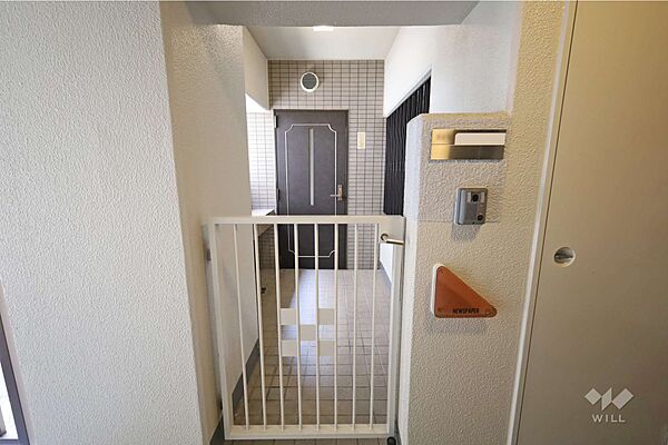 物件の玄関。専用ポーチがあり、独立感がございます。［2026年7月30日撮影］