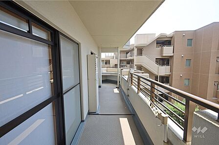 バルコニー。南側・東側に広く取られたバルコニーでは、家庭菜園なども楽しめそうです。［2026年7月30日撮影］