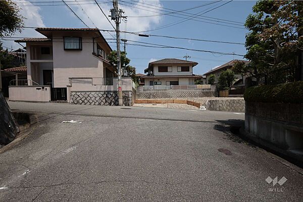 物件の西側前面道路（西側から）［2026年7月21日撮影］