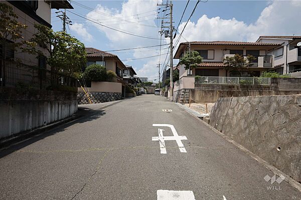 物件の西側前面道路（南側から）［2026年7月21日撮影］
