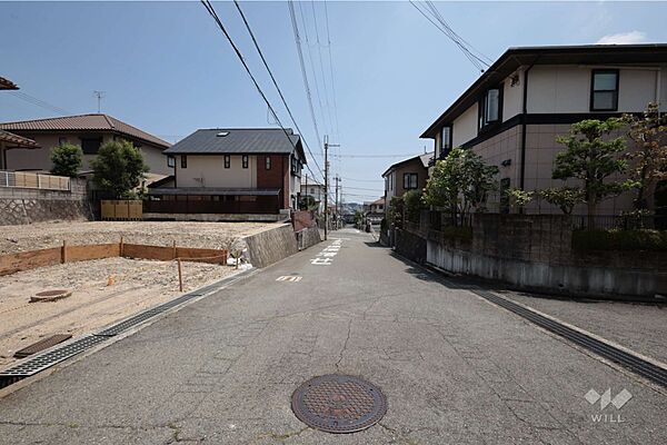 物件の西側前面道路（北側から）［2026年7月21日撮影］