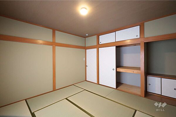 南側和室8帖。畳表替え、襖・障子貼替済みですので、気持ちよくお使いいただけます。［2026年6月9日撮影］