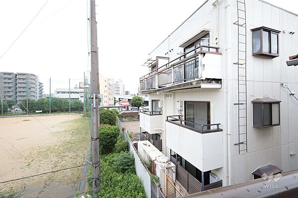 バルコニーからの眺め（南西方向）物件の南側はグラウンドになっており、開放感がございます。［2026年6月9日撮影］