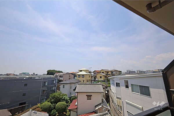 バルコニーからの眺め（南西方向）目の前の建物とは距離がございますので、日当たりや視線に大きな影響はございません。［2026年7月30日撮影］