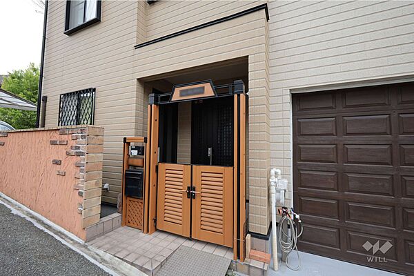 物件の玄関。庇があり、雨の日の出入りも安心です。［2026年6月23日撮影］