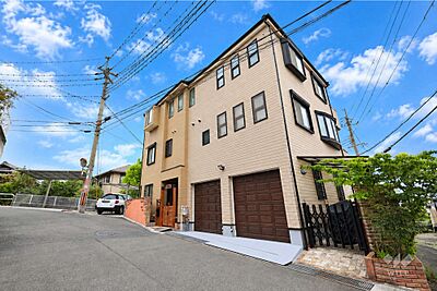 外観：物件の外観（西側から）延床面積252.83平米の7LDK！1998年築の3階建て中古戸建です。［2026年6月23日撮影］