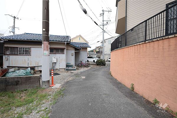 物件の南東側前面道路（北東側から）周辺は主に集合住宅と一戸建てが立ち並ぶ住宅地です。［2026年6月23日撮影］