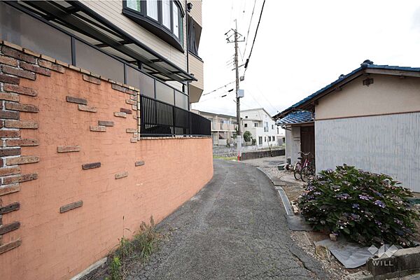 物件の南東側前面道路（南西側から）周辺は主に集合住宅と一戸建てが立ち並ぶ住宅地です。［2026年6月23日撮影］