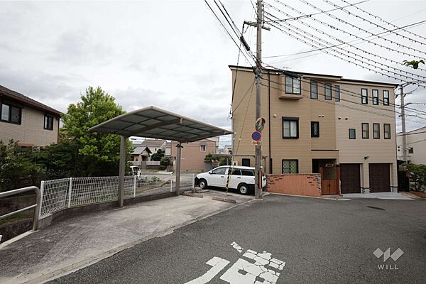物件の外観（北側から）ガレージのほか、敷地横にも2台分の駐車スペースがございます。計4台の駐車が可能です。［2026年6月23日撮影］