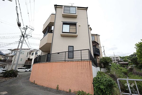 物件の外観（南側から）物件の東側は川になっており、開放感がございます。［2026年6月23日撮影］