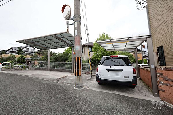 駐車スペース。ガレージとは別に屋根付きのカースペースが2台分ございます。計4台の駐車が可能です。［2026年6月23日撮影］