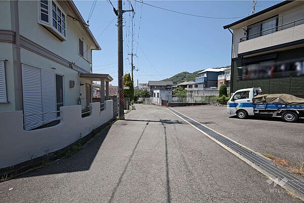 物件の北側前面道路（東側から）［2026年5月18日撮影］