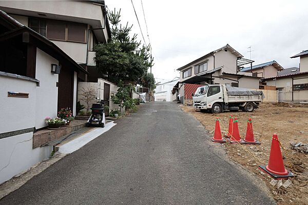 物件の北側前面道路（北西側から）［2026年6月23日撮影］