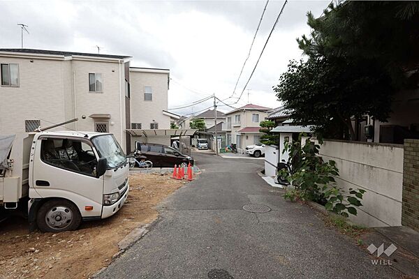 物件の北側前面道路（南東側から）［2026年6月23日撮影］