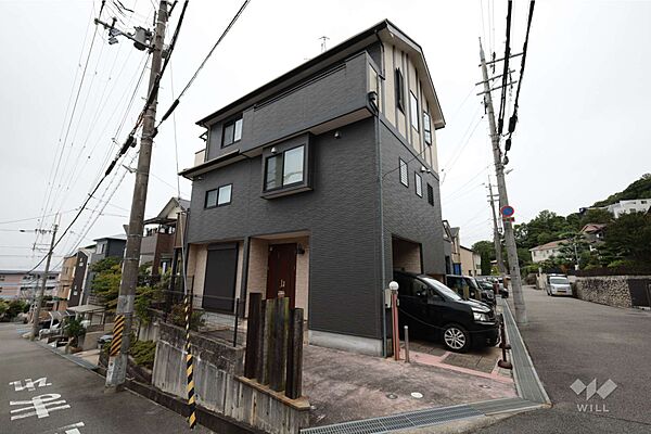 物件の外観（北東側から）接道間口は約10.4mあり、光が取り入れやすいプランです。［2026年7月7日撮影］