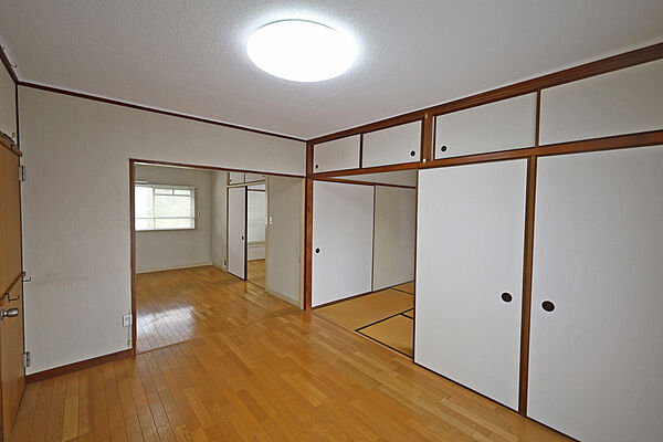 LDK。隣接している和室の襖を開ければ、続き間としてもお使いいただけます。［2026年8月20日撮影］