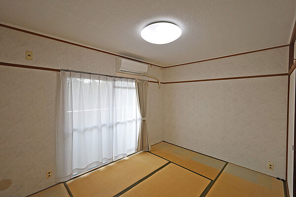 西側和室約6帖。収納力に優れた押入がついており、お部屋を広く使っていただけます。［2026年8月20日撮影］