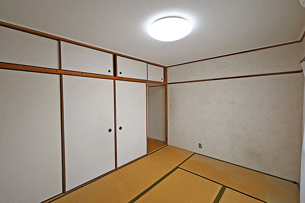 西側和室約6帖。収納力に優れた押入がついており、お部屋を広く使っていただけます。［2026年8月20日撮影］